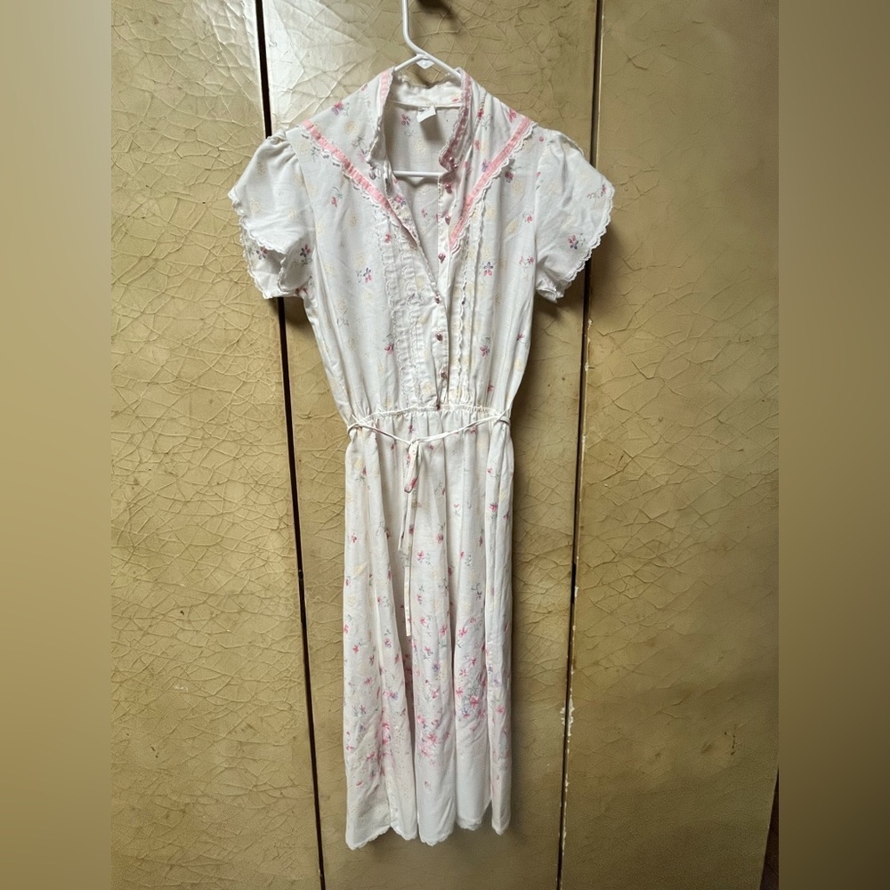 Floral White and Pink Dress vintage cottage core 
Granny love shack fancy style